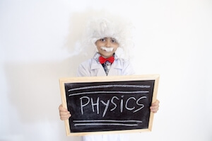物理と書かれた黒板を持つ子供の博士
